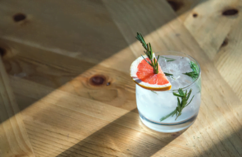 調(diào)酒配方——迷迭香金湯力，倒入密閉罐中冷藏，可保存長達(dá)4個(gè)月